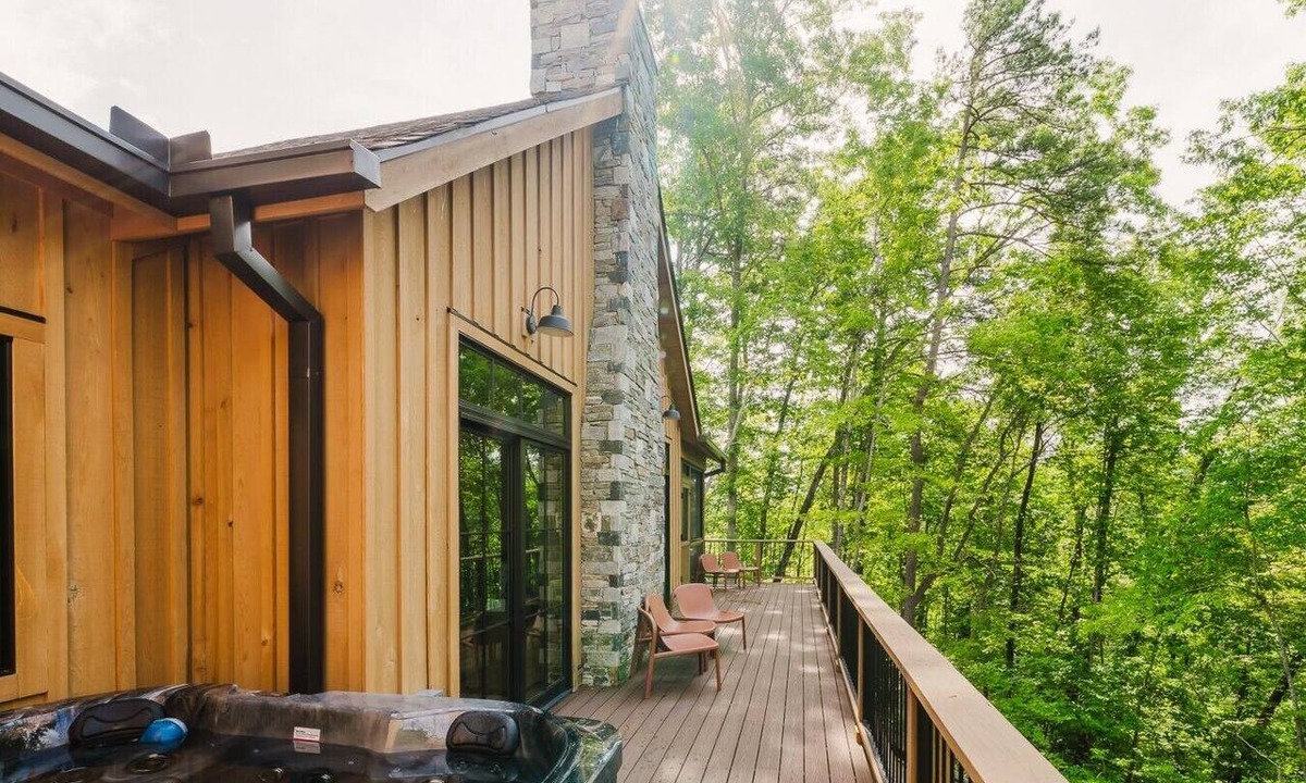 Old Fort House | Modern Mountain Cabin near Black Mountain