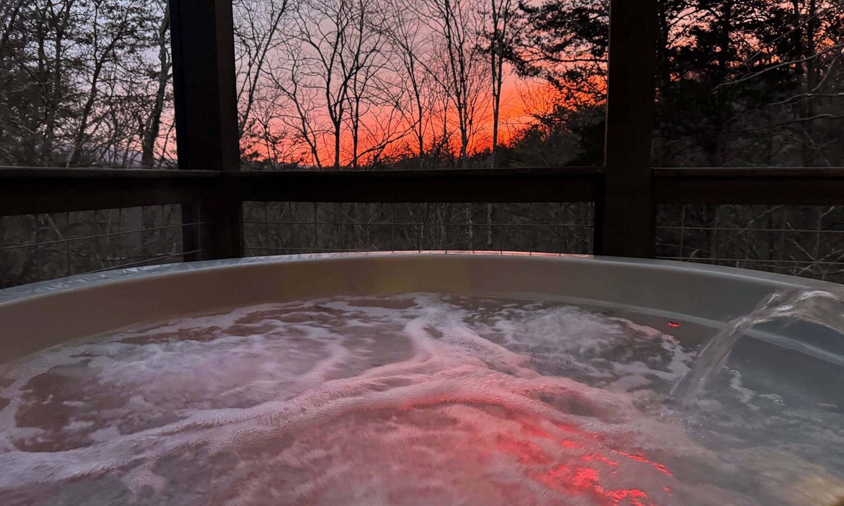 Sevierville Cabin | Modern Smoky Mtn Cabin | Hot Tub | Game Room | 85" TV | Sunset Deck | Sleeps 11