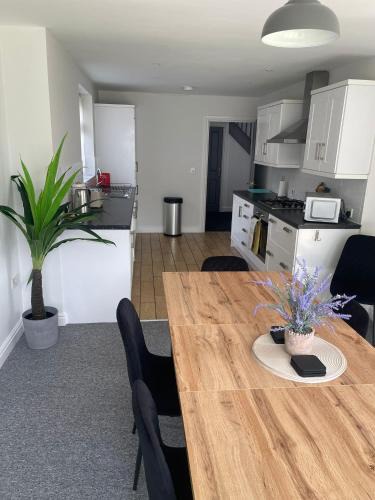 Toton House | Modern spacious private detached house