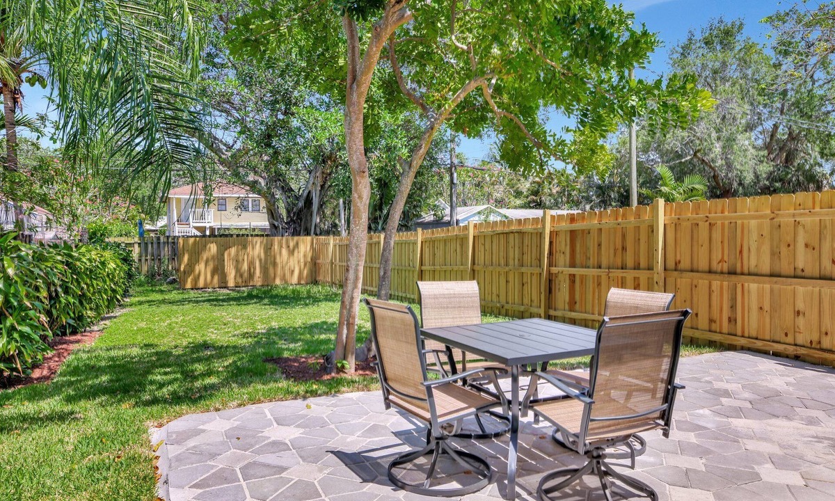 Tarpon River House | Modern Sunny Retreat, Close to Downtown