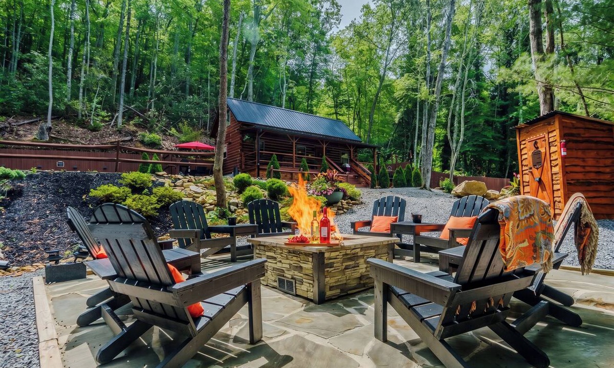 Elizabethton Cabin | Monarch Mountain Luxury Cabins w Hot Tub and Pet Friendly Cabin B
