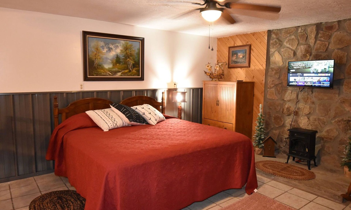 Woodbine Cabin | Moose Lodge | King Bed Full Kitchen Laundry Near Laurel River Lake
