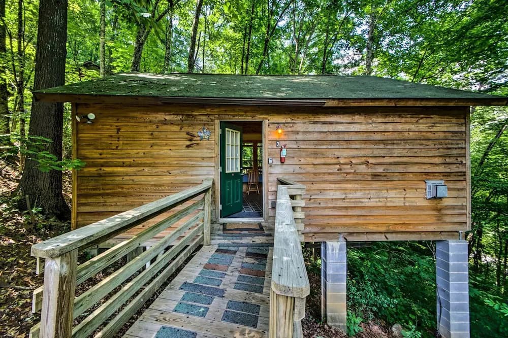 Bryson City Cabin | Mountain Tree Getaway on the Nantahala River in Bryson City, North Carolina