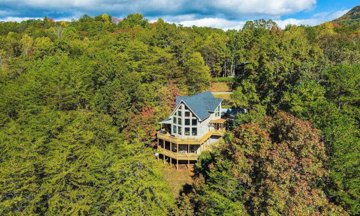 Lake Lure House | Mountain-View Escape on Rumbling Bald’s 14th & 15th Holes