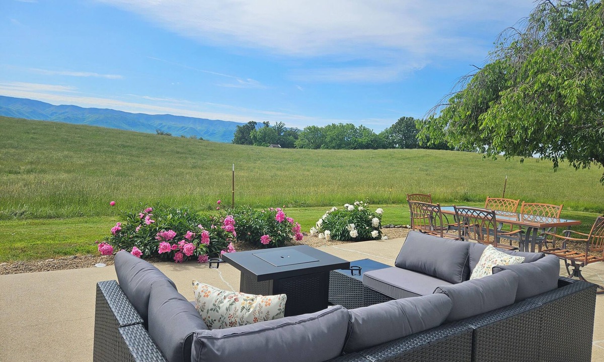 Tusculum House | Mountain View Farmhouse: Antique Accents & Peaceful Heritage Charm