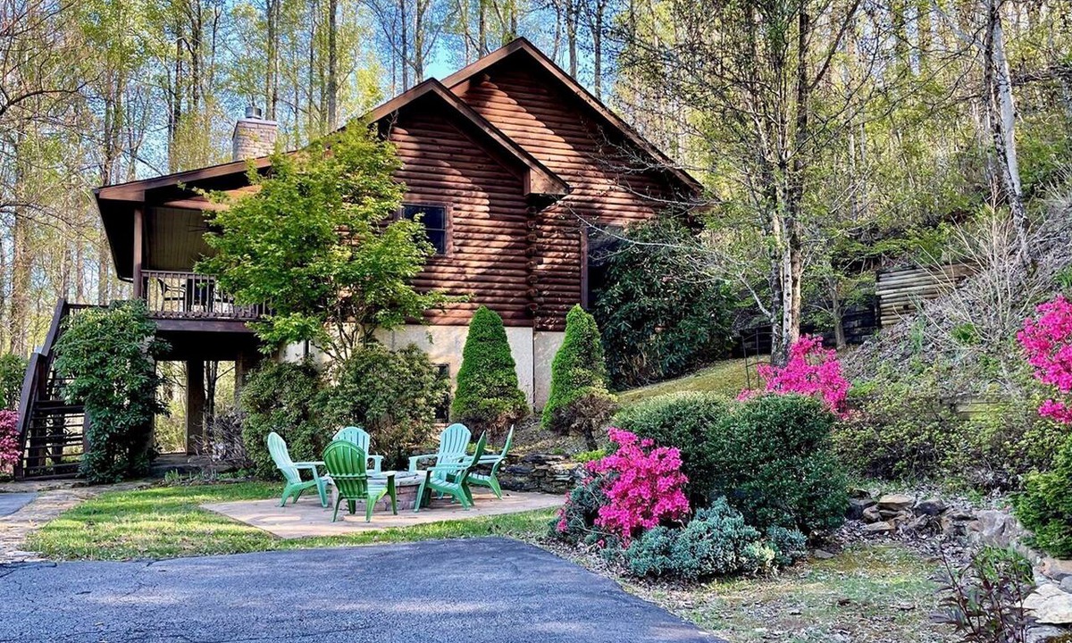 Hendersonville Cabin | Mt Mitchell View Cabin