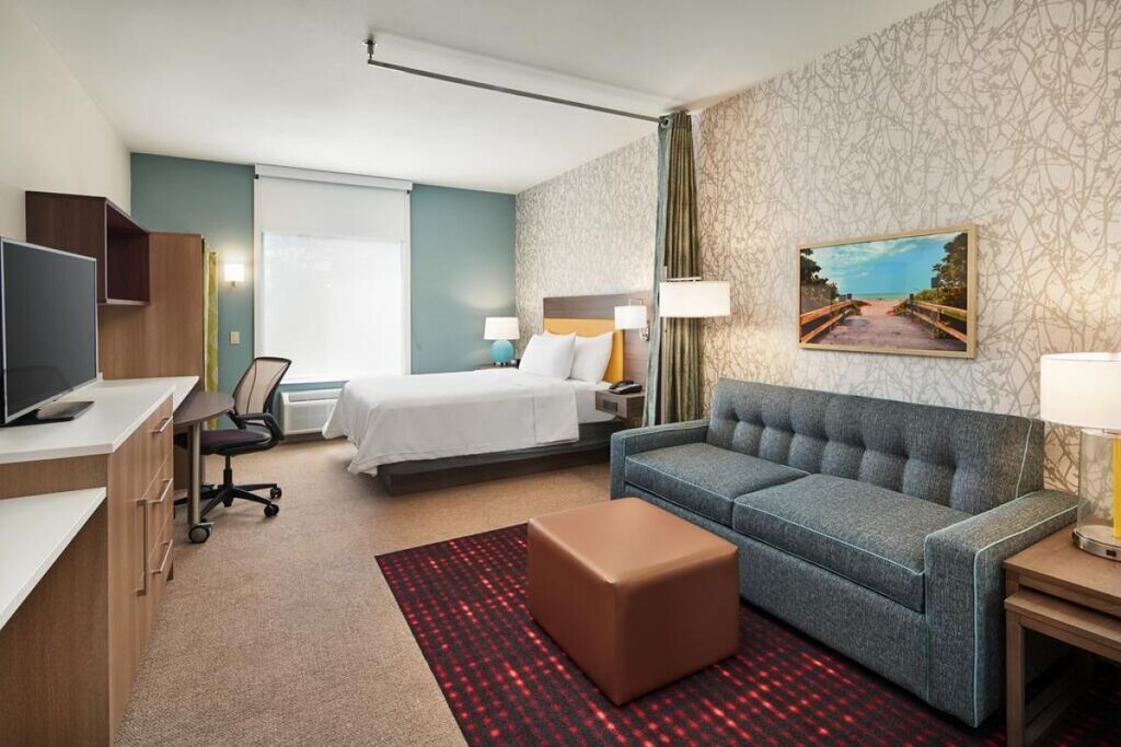 Interchange Square Hotel | Near Attractions and Beach, Two Modern Units, Pool, Free Parking