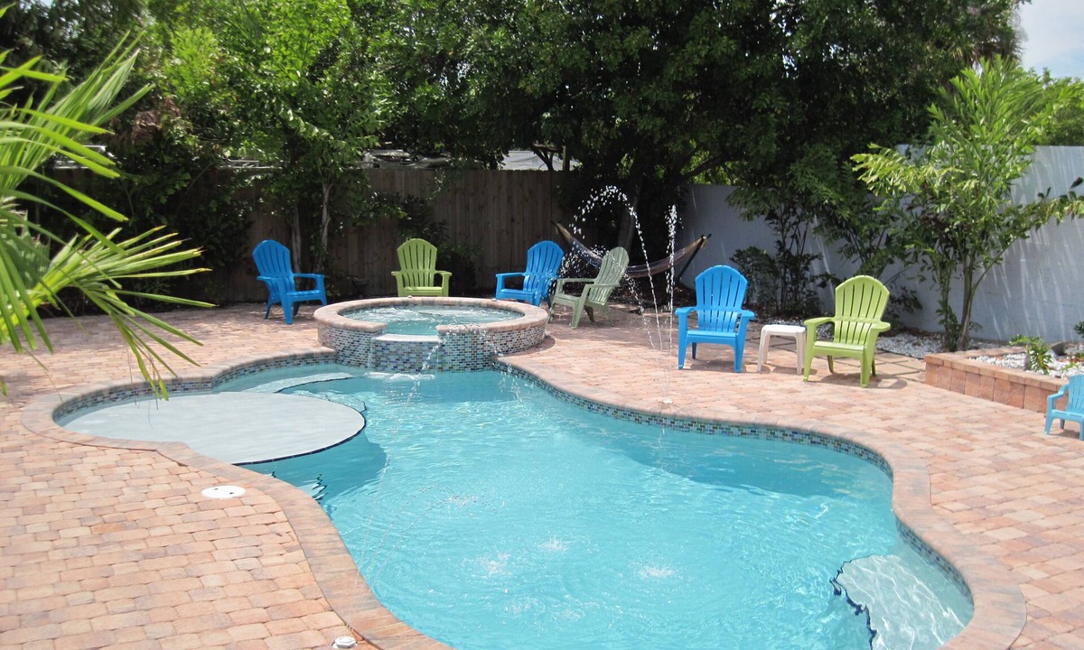 Jensen Beach House | NEAR BEACH WITH PRIVATE POOL/SPA + WALK TO DOWNTOWN RESTAURANTS