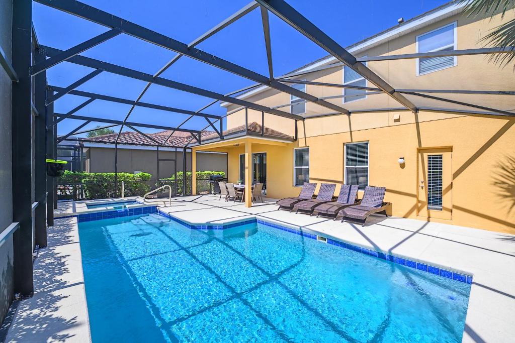 Loughman House | Near Disney - 4BR Home - Pool, Hot Tub, Games, BBQ