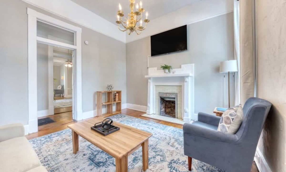 Columbus House | Near Parks Downtown & Riverwalk: Midtown Muse Sleeps 14