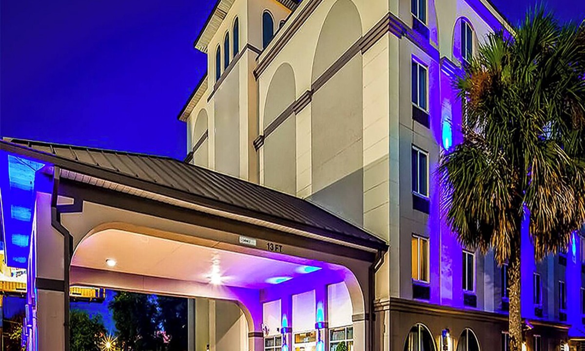 Orlando House | Near SeaWorld | Relaxing Couple Room with Outdoor Pool Access