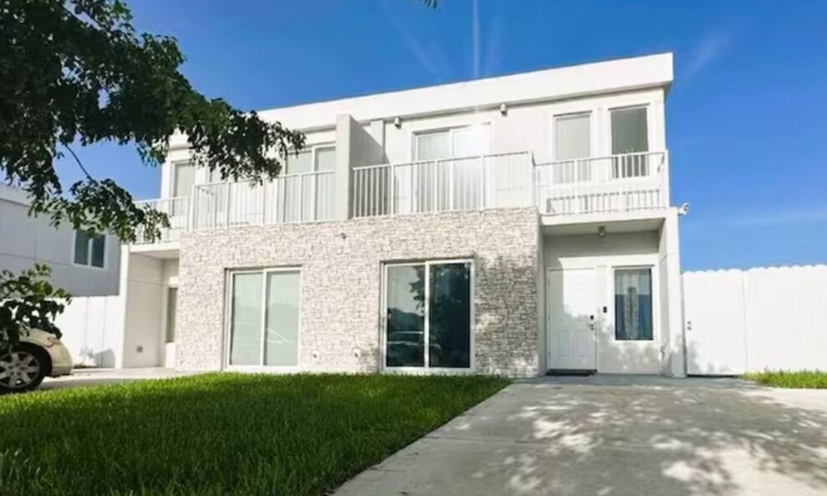 Kendale Lakes House | New 4BR/3.5BA Oasis, MIA Airport, Zoo, 12 Guests