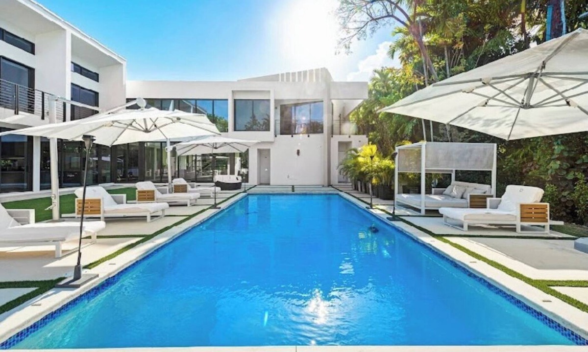Country Club Section House | NEW 5BR Ultra Luxury Home in Coral Gables—Golf, Outdoor bar, & Pool!