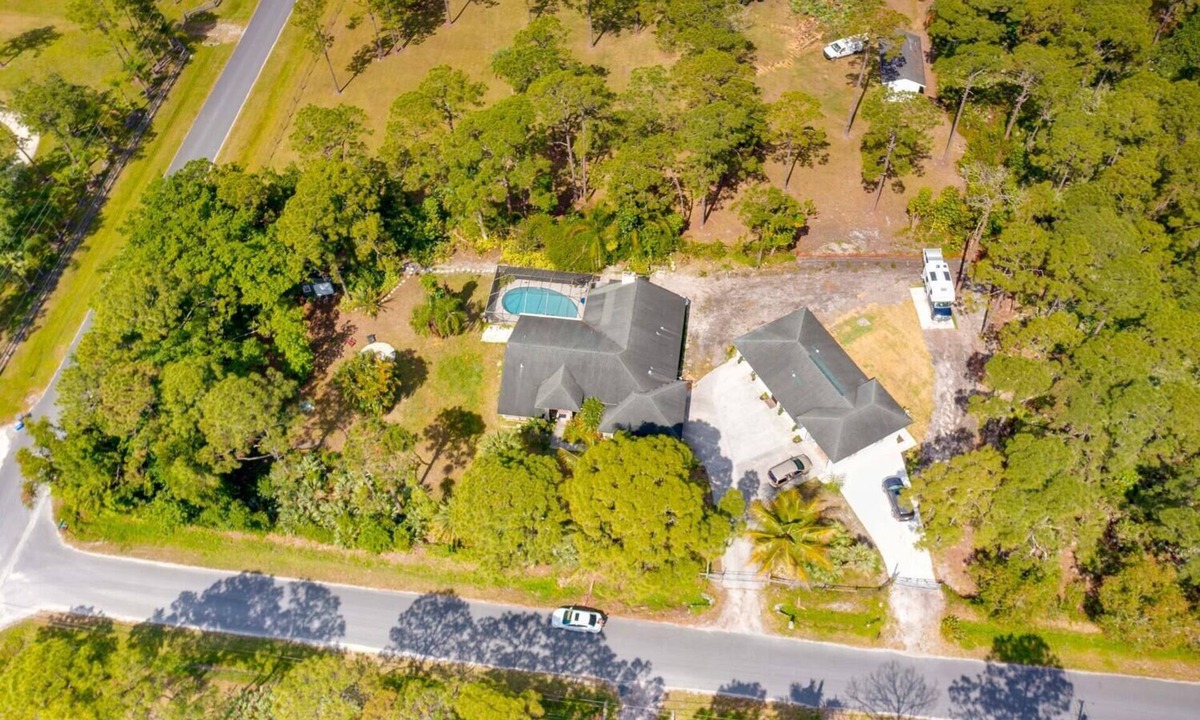 Jupiter Farms Bed & Breakfast | New Beautiful Country Retreat with Luxury Finishes