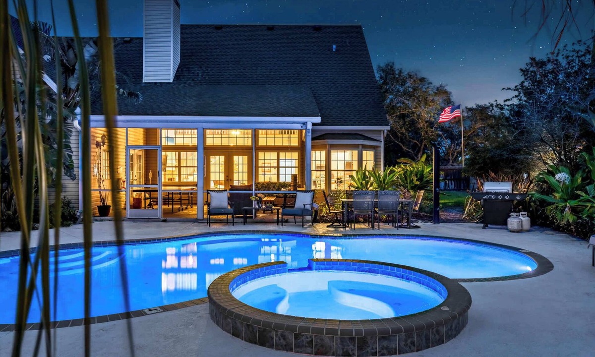 Bradenton House | New! Heated Pool, Spa, Firepit 3 Kings Culinary Kitchen