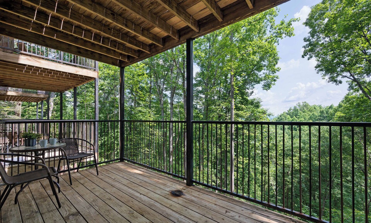 Caton House | NEW LISTING! Affordable 3 bed/3 bath, close to Dollywood and many attractions!