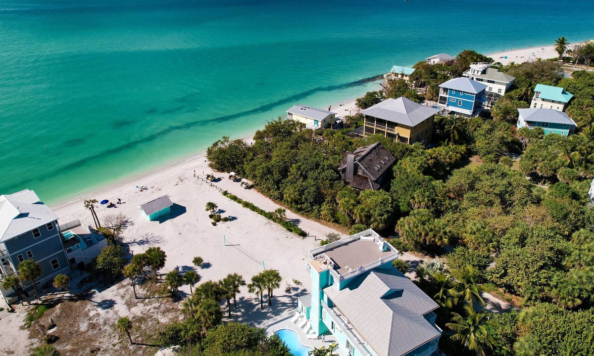 Jose's Hideaway House | NEW LISTING! OCEAN PARADISE! WOW! BEACHFRONT 4 bdrm, HEATED POOL, BAR, 2 CARTS