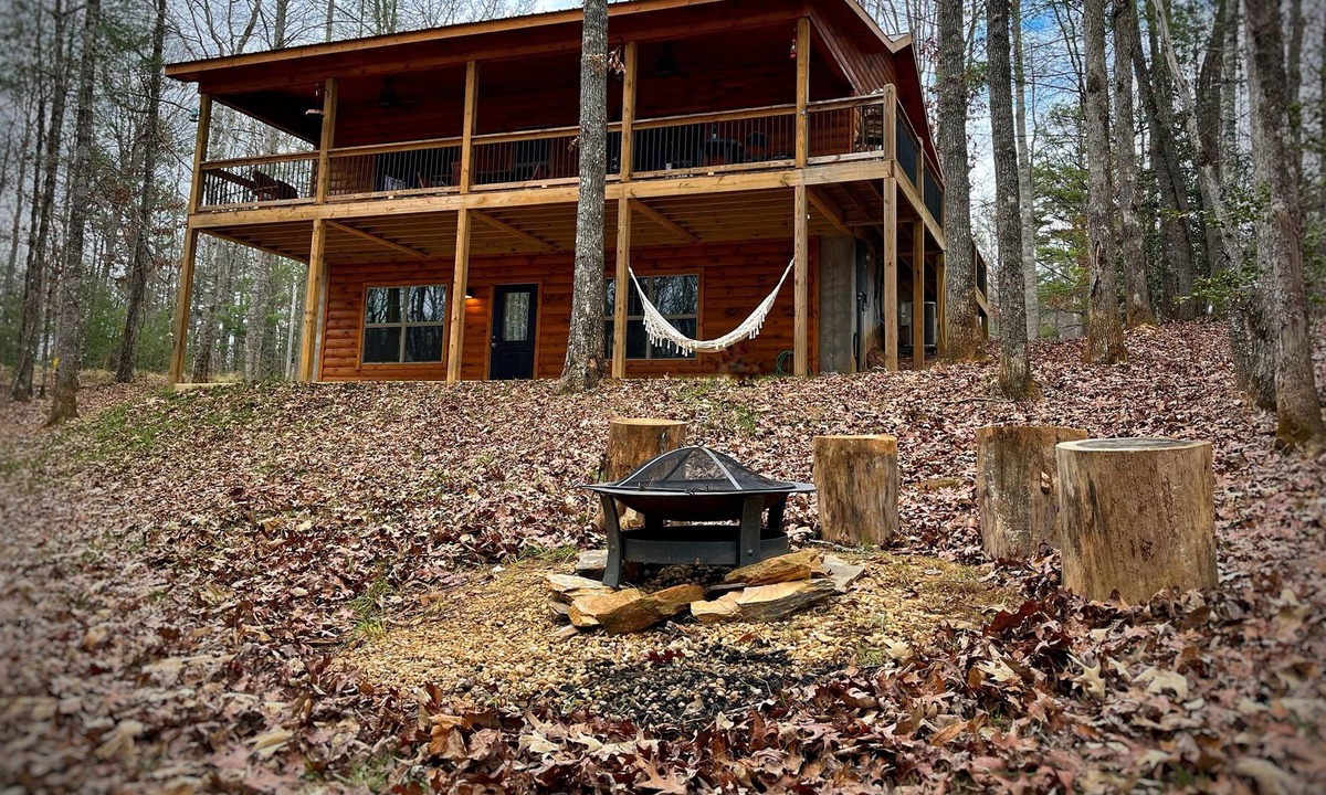 Natures Courtyard Cabin | NEW log cabin on paved road with stream, NO pet fees!
