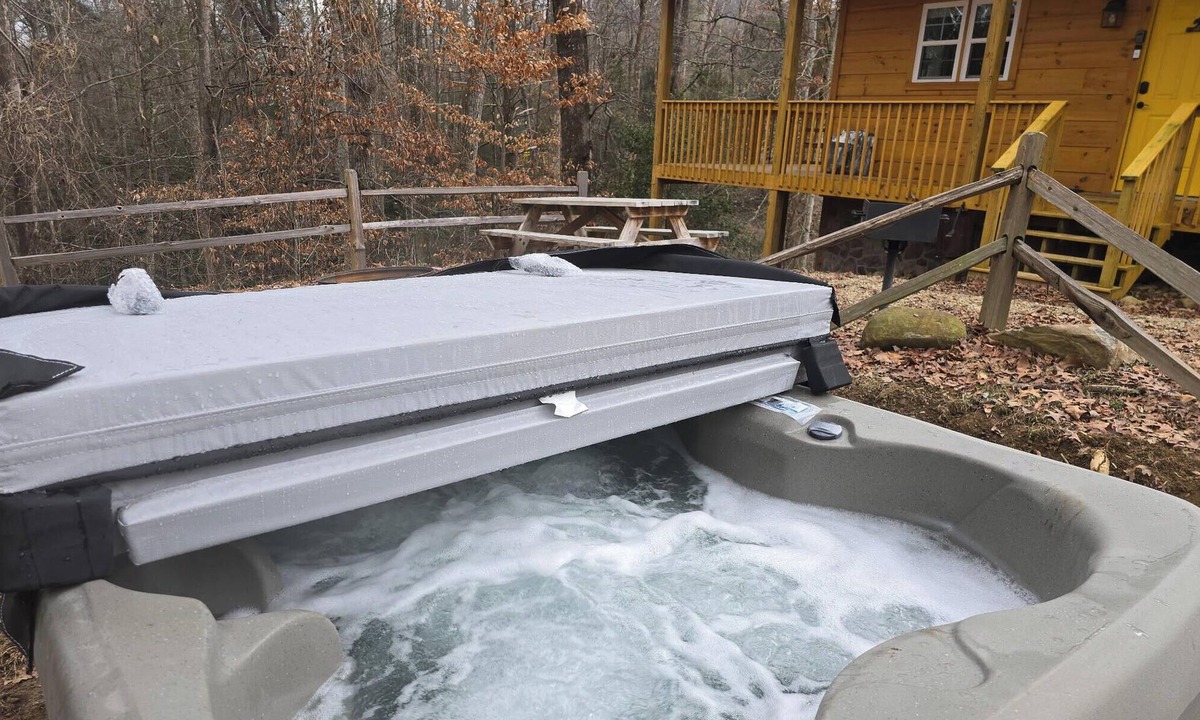 Rocky Grove Cabin | NEW Modern Cabin, King Bed, Fire Pit, Full Kitchen