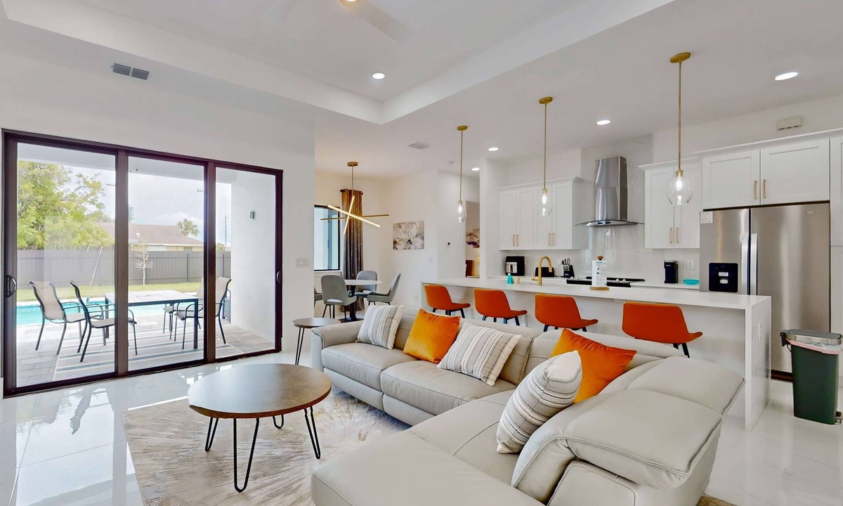 Diplomat House | New modern home with pool, lawn, W/D, Wifi and AC
