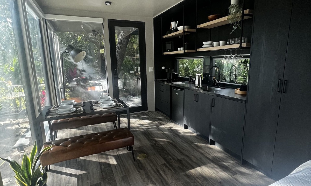 Seybold Cottage | *NEW Stunning minimalist tiny home in the city! Modern and stylish!