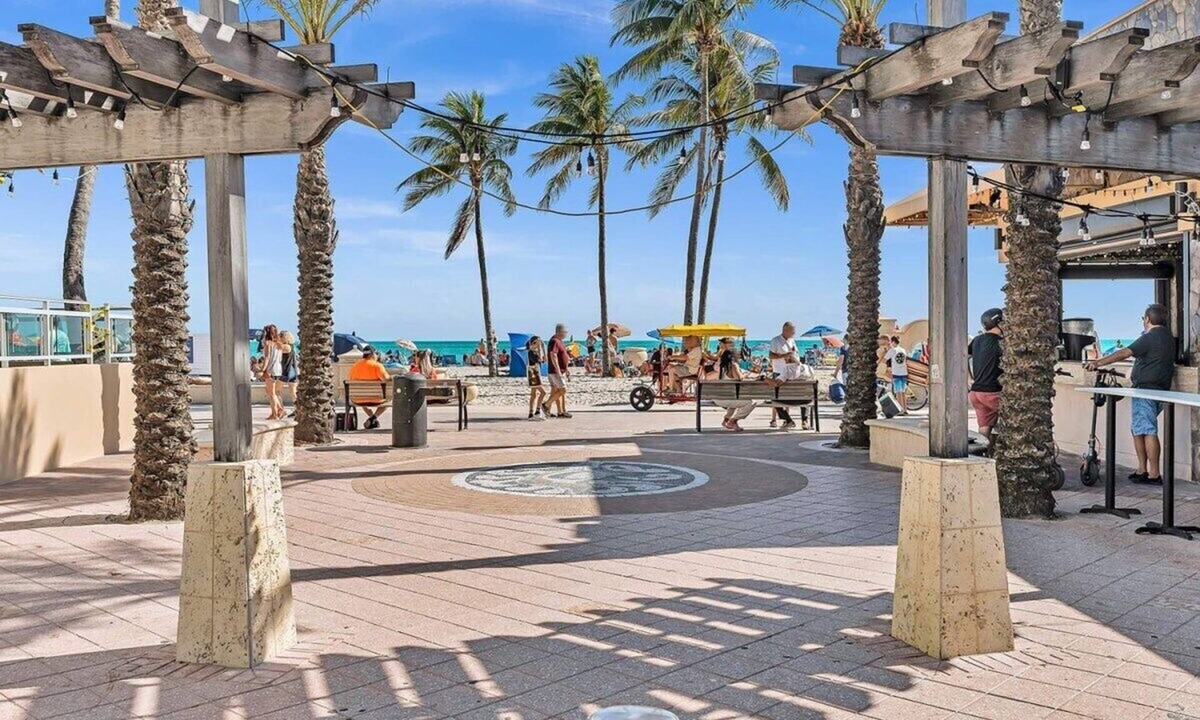 Royal Poinciana House | New Stylish One Bdrm Close to Beach & Hard Rock