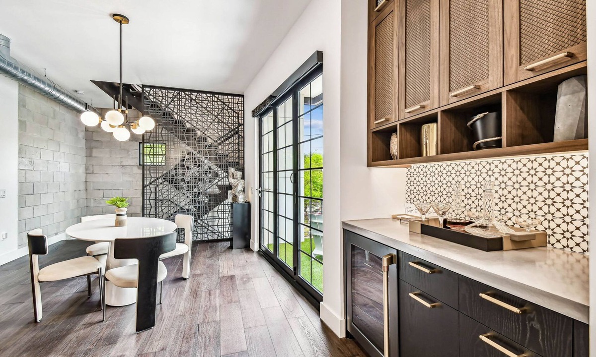 Hyde Park Apartment | NEW The Strata Barn - Luxury Hyde Park Townhome