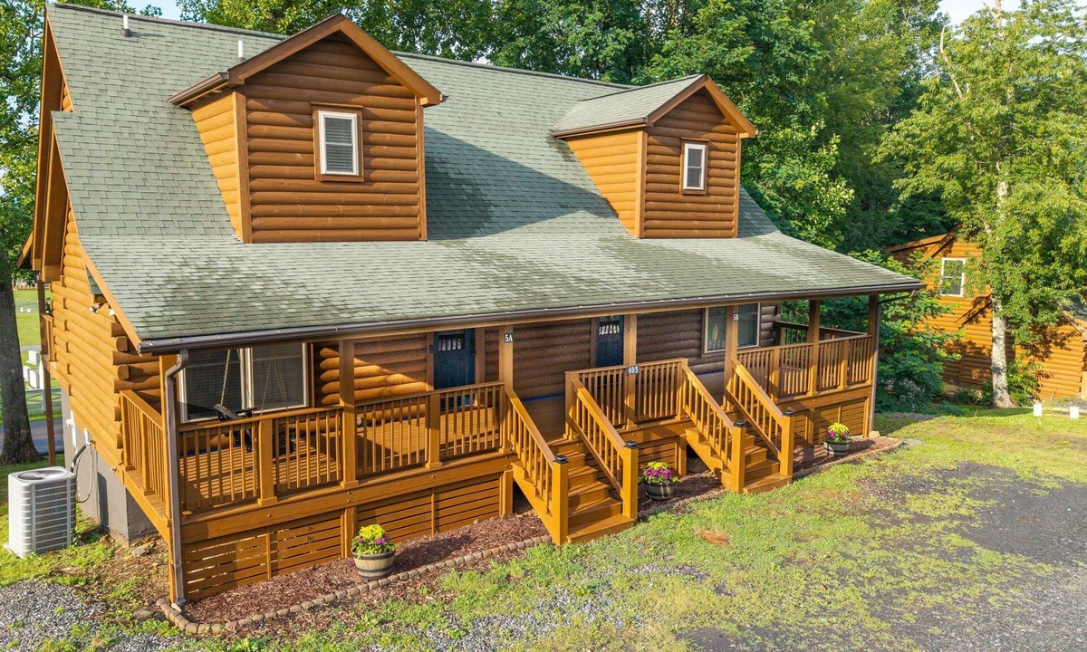 West Jefferson Cabin | New! Walk to Downtown | Mountain Views | Sleeps 13