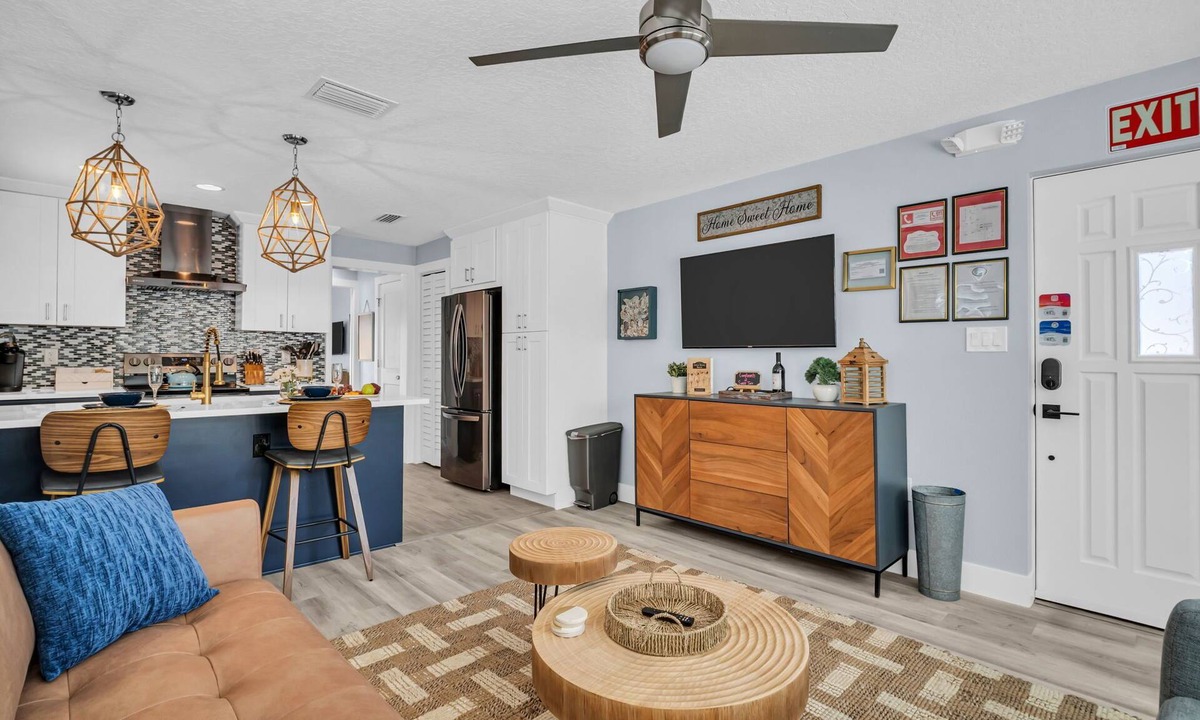 Indian Rocks Beach House | Newly Remodeled Modern Coastal Cottage- Walk to White Sand - Couples Retreat!