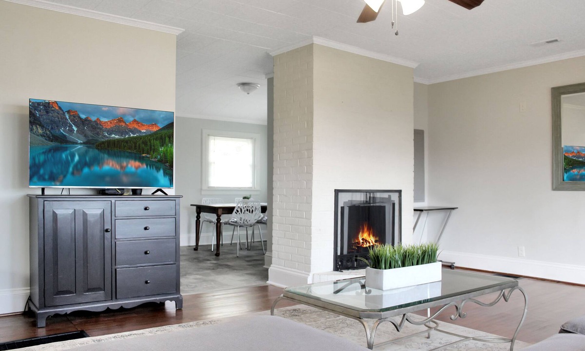 Marion House | Newly remodeled 2 bedroom minutes to downtown Marion