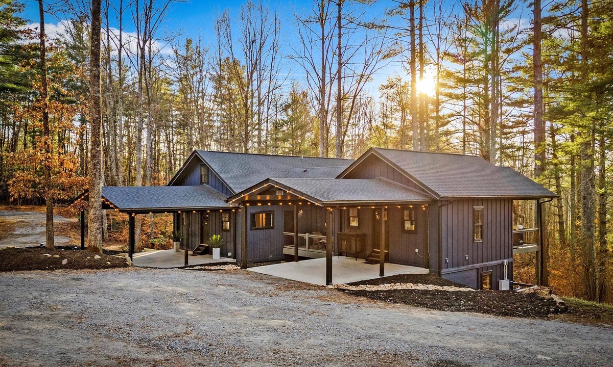 Horse Shoe Cabin | Newly Remodeled King Ensuite Cozy Chalet