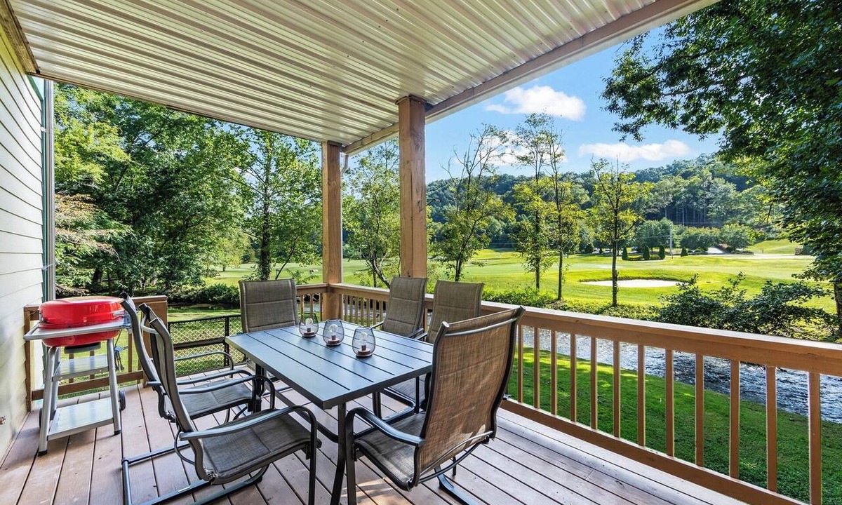 Whittier Condo | Newly Renovated Condo w/Golf Course & Creek View