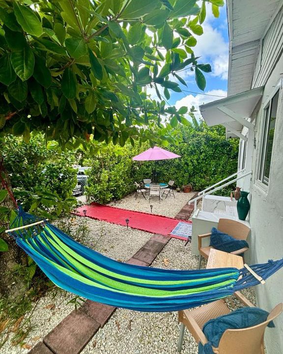 Midtown House | Nice 2 Twin bedroom - Best central location in Miami - Luggage storage, parking and Laundry for free!