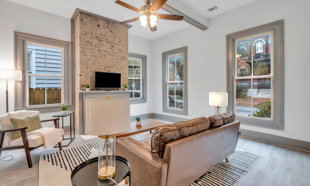Historic Downtown Savannah Apartment | No Cleaning Fee! Amazing walkable location! Pets Ok