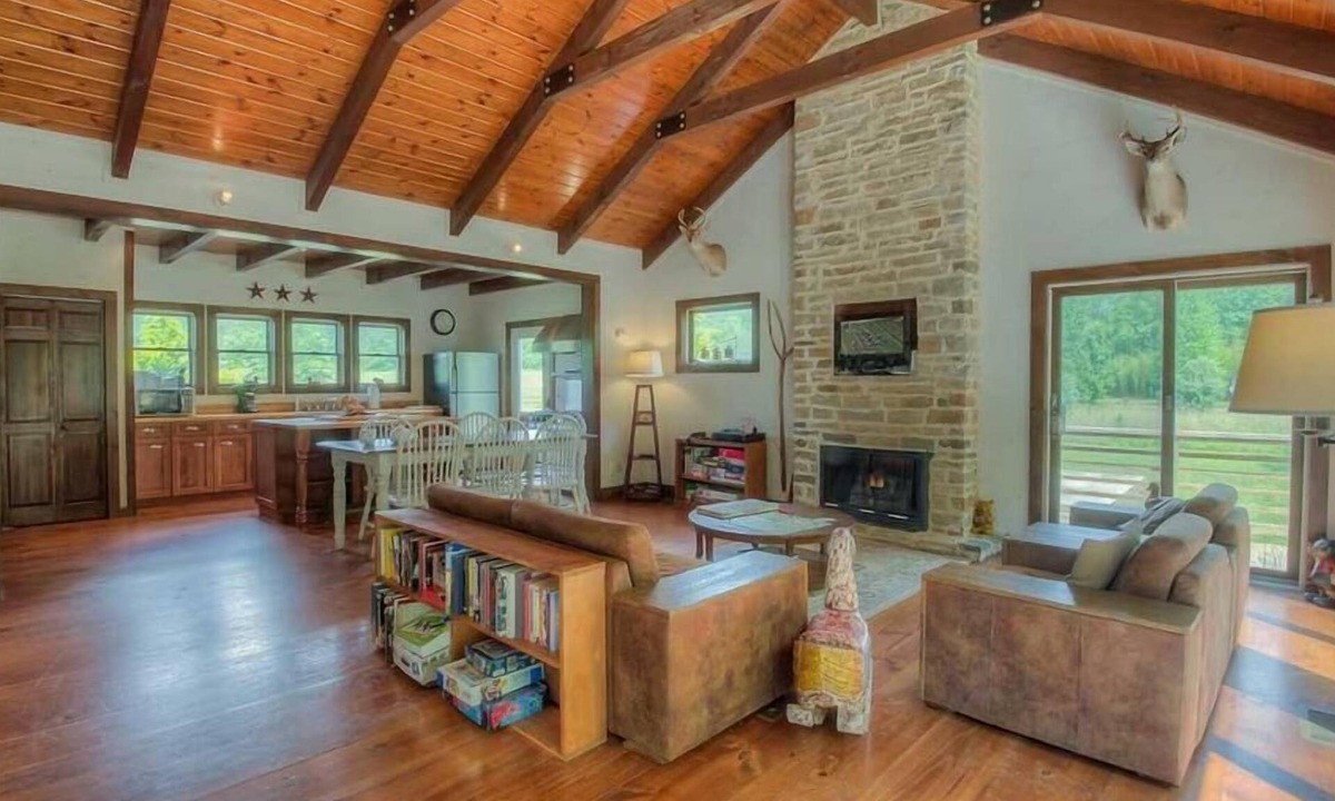 Cherry Log Cabin | Noontootla Cottage - Pickleball, Putting, & Trophy Trout Fishing!