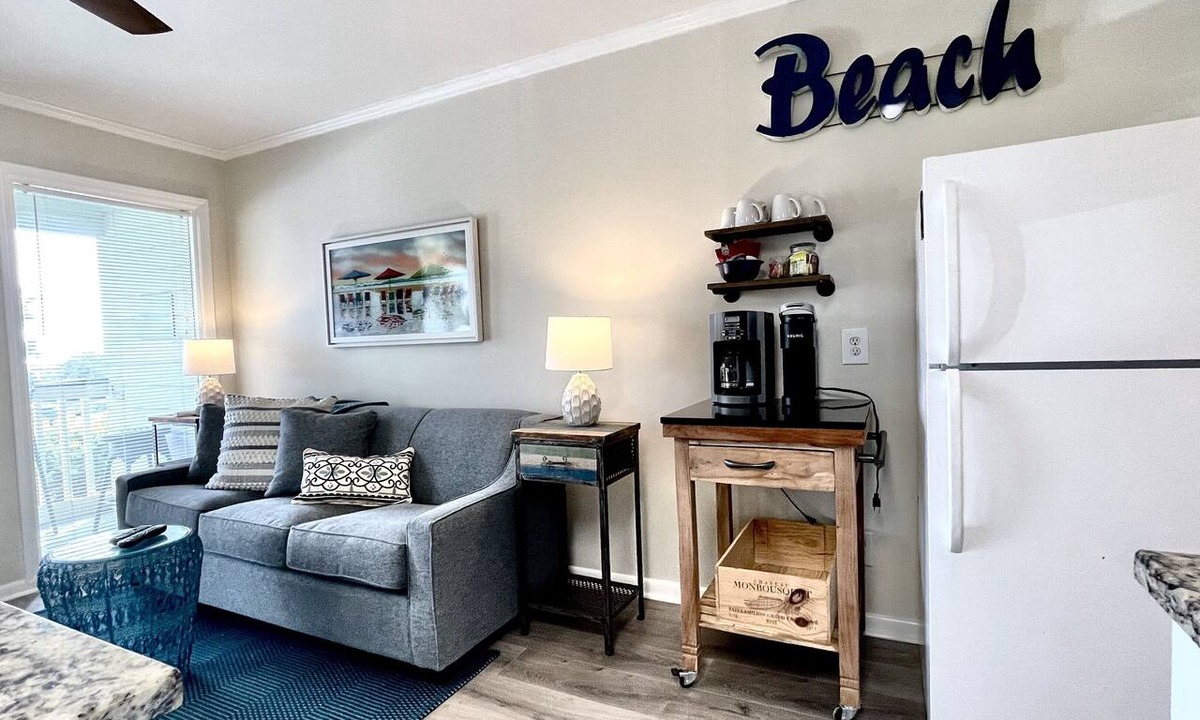 Isle of Palms Condo | Oceanfront 1 BR Condo with Pier and Pool