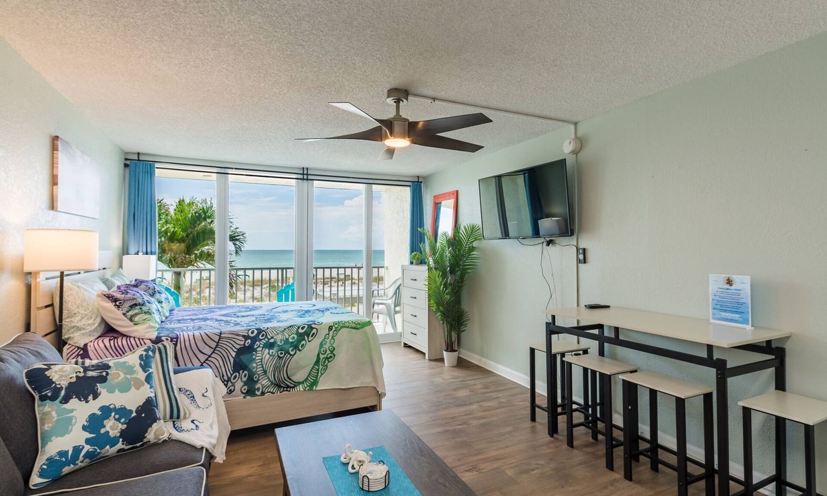 Treasure Island Condo | Oceanfront King Suite Balcony + Kitchenette