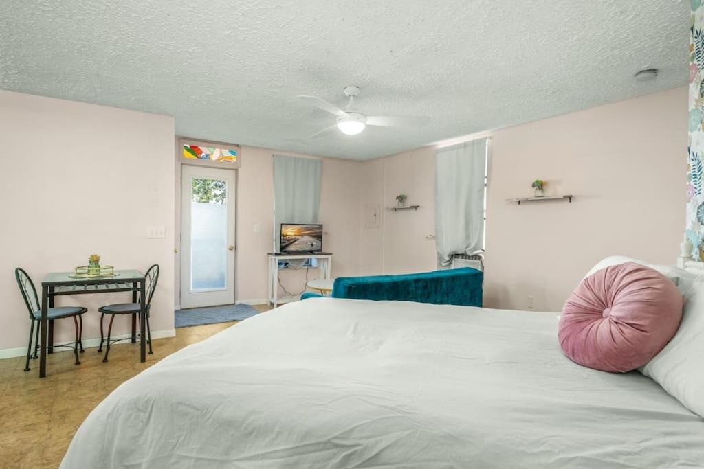 Sebring Apartment | On Sebring CirclePrivate studio apartmentw/balcony