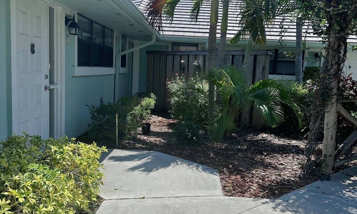 Jupiter Bay Condo | One level villa. Clubhouse, pool, tennis. Barbeque on patio. Two parking spaces.