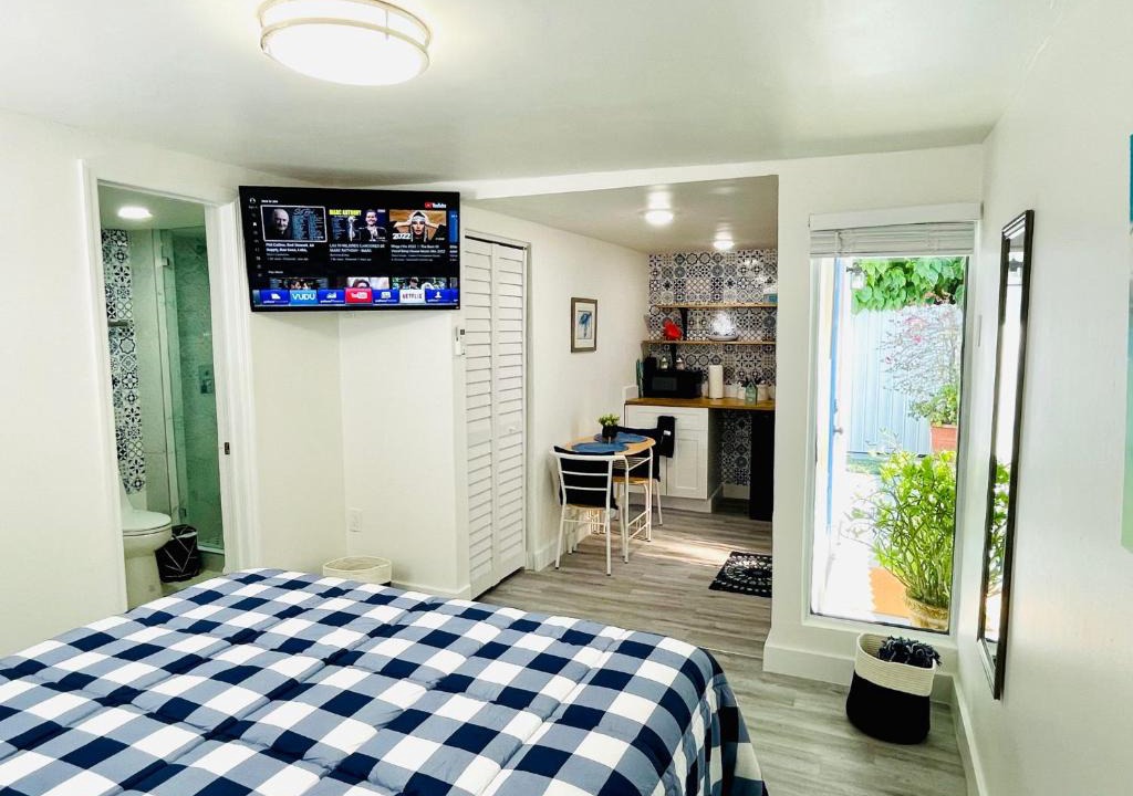 West Little Havana Apartment | Our Lovely Nest, Free Parking & Wi-Fi