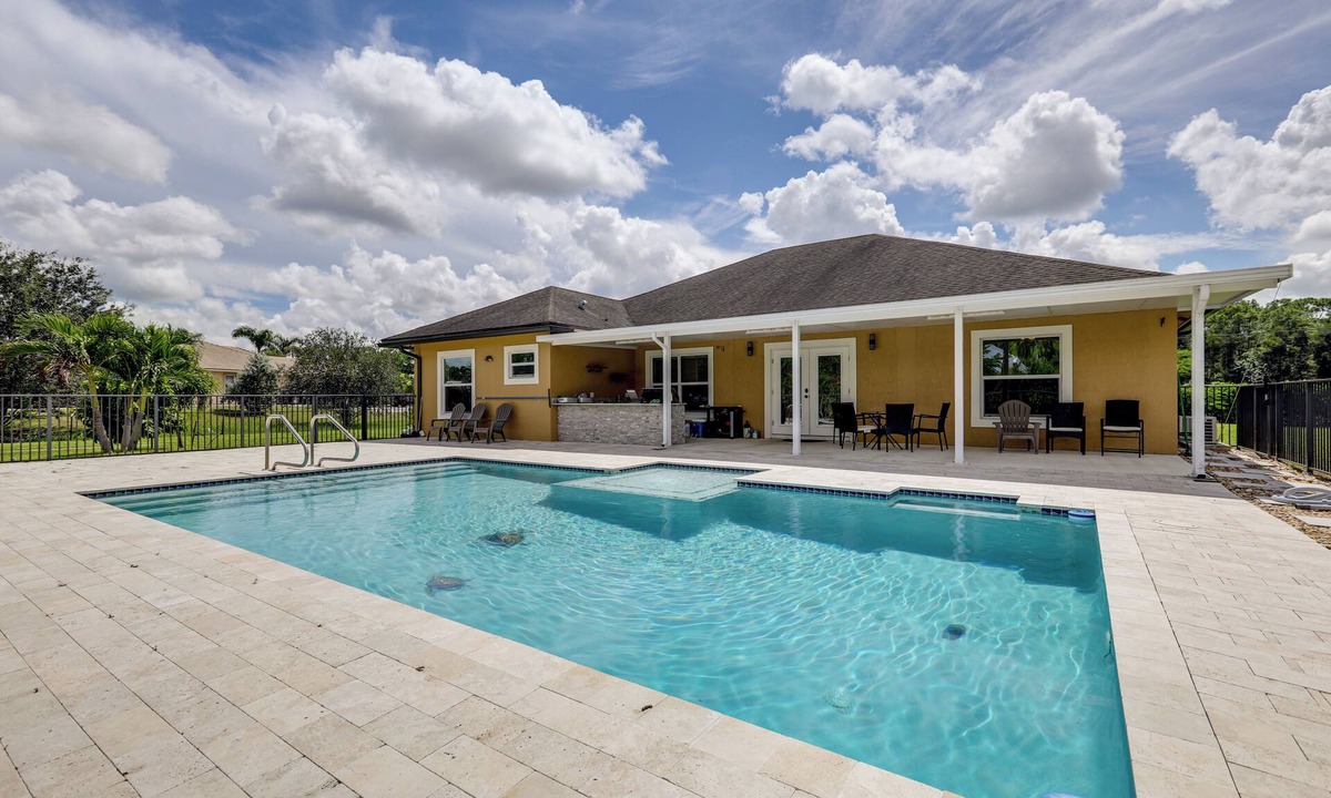 Hunt Club House | Outdoor Kitchen & Patio: Loxahatchee Oasis!