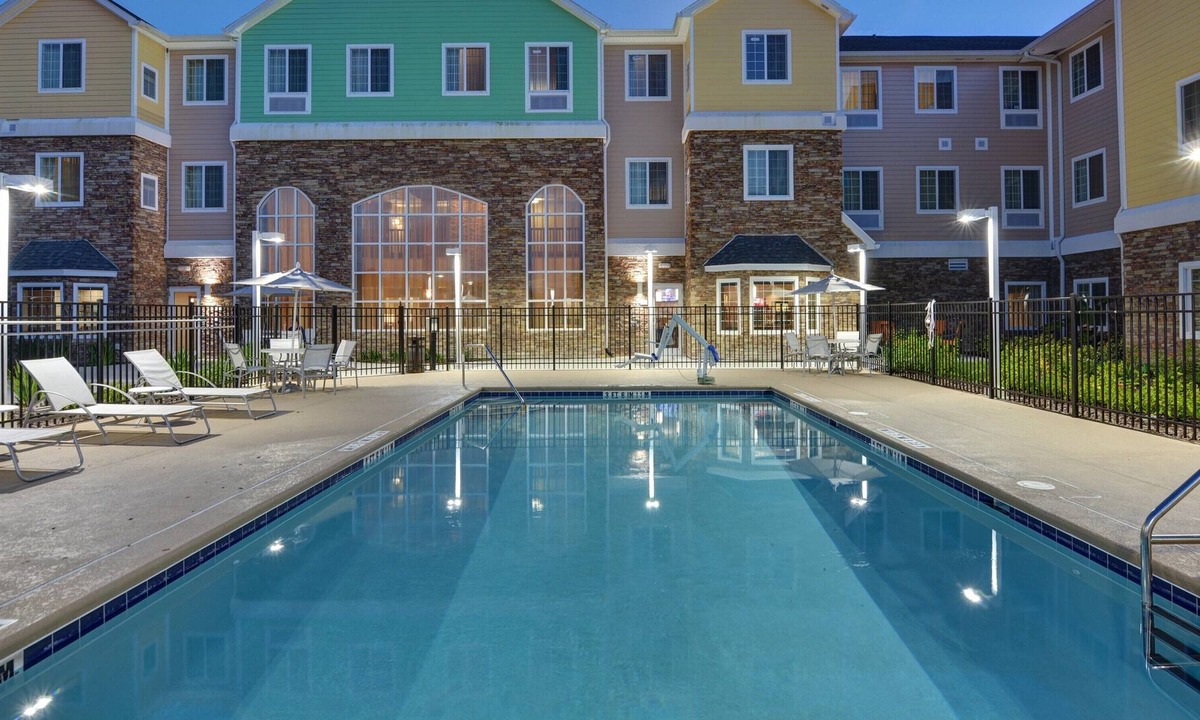 Lakeland Condo | Outdoor Pool. Free Breakfast Buffet. Gym. Perfect for Groups!