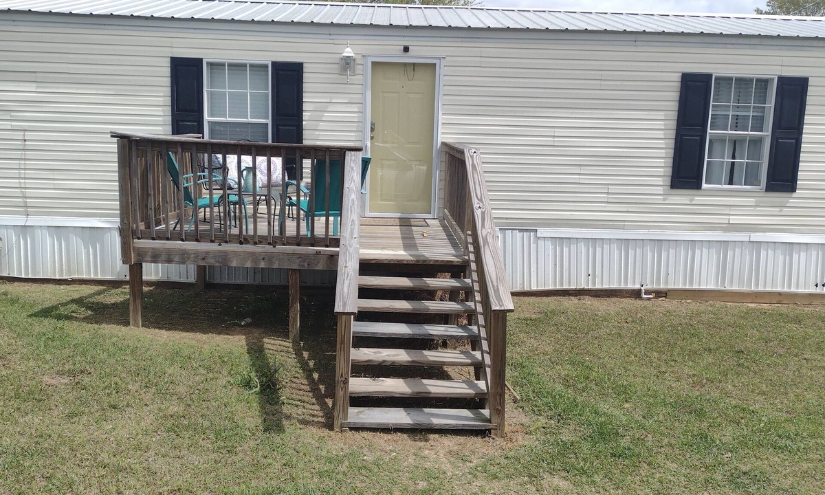 Blountstown House | Outdoorsman's Paradise with wide open spaces and pet friendly! n