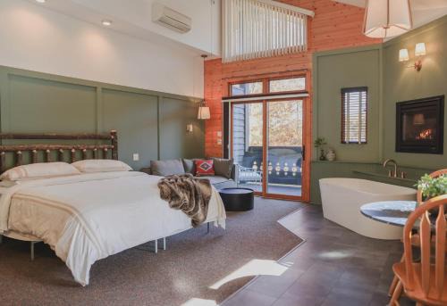 Whittier Hotel | Outland Chalet & Suites Great Smoky Mountains