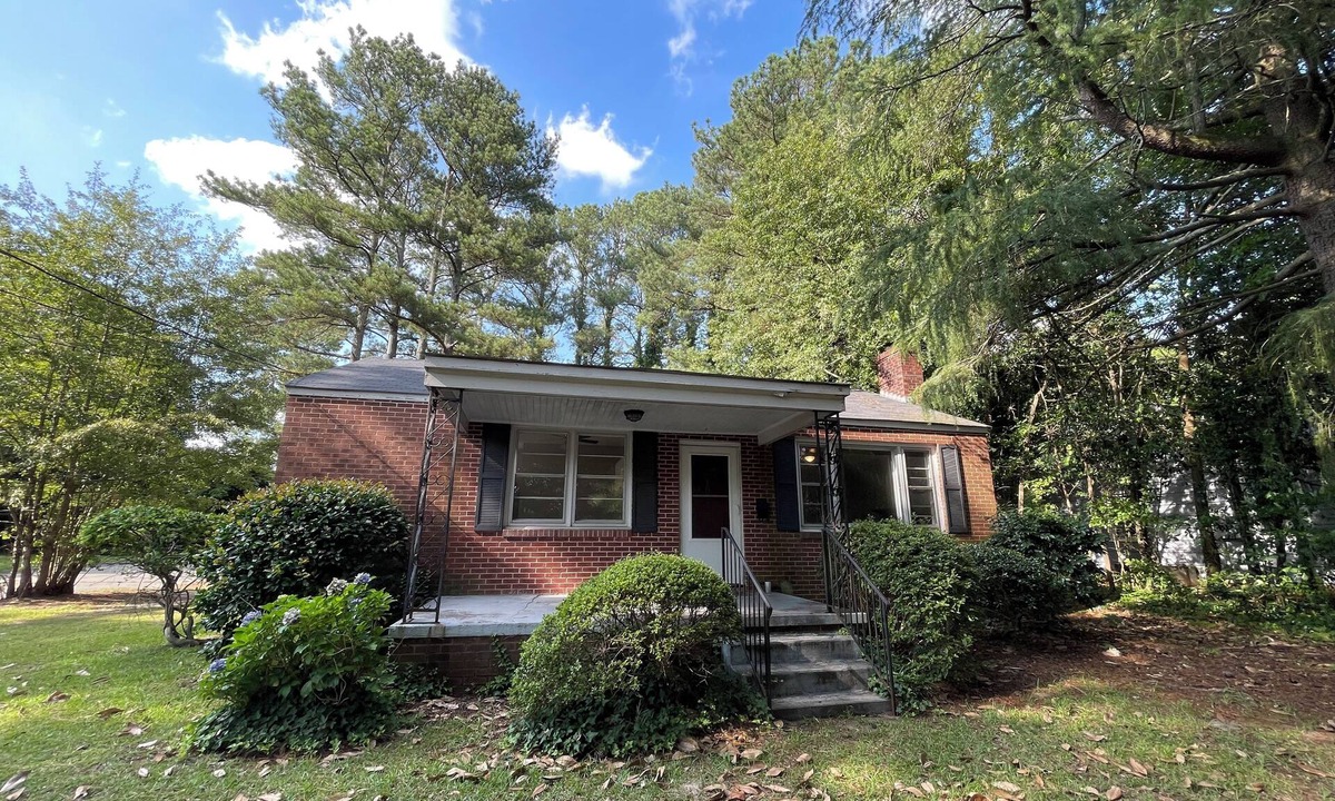 Goldsboro House | Palm Cottage - Centrally Located Brick Home on Quiet Street