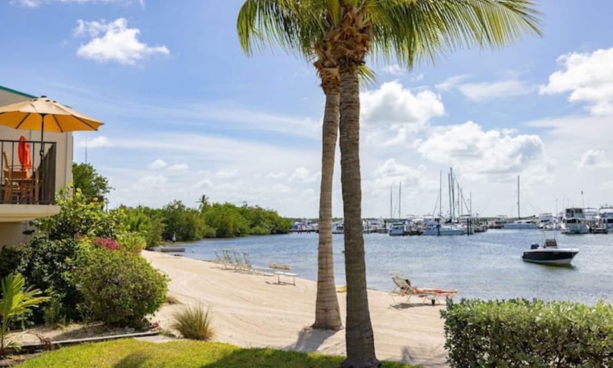 Islamorada House | PARADISE FOUND! 3 BD townhome in BEACHFRONT Executive Bay Club in Islamorada, FL