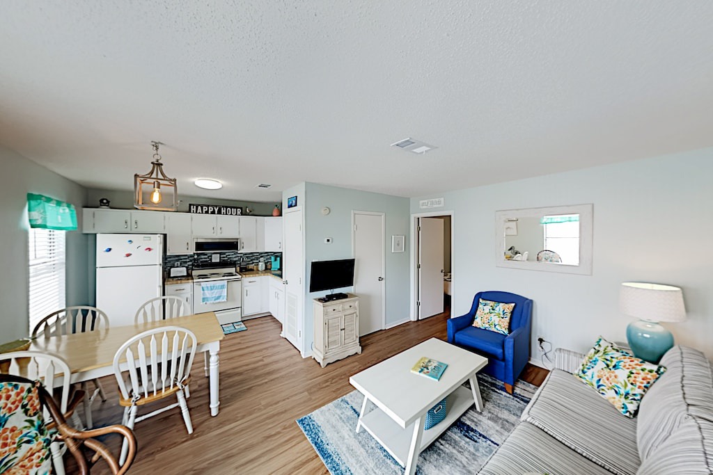 Gulf Shores Condo | Paradise Isle | All-New Interior | Pool & Hot Tub | 2-Minute Walk to Beach