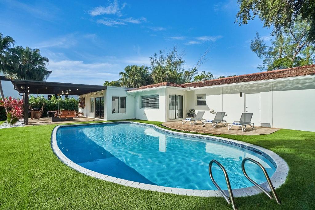 Biscayne Park Villa | Paradise Villa Beach VB Court & Pool & Terrace & Fire Pit