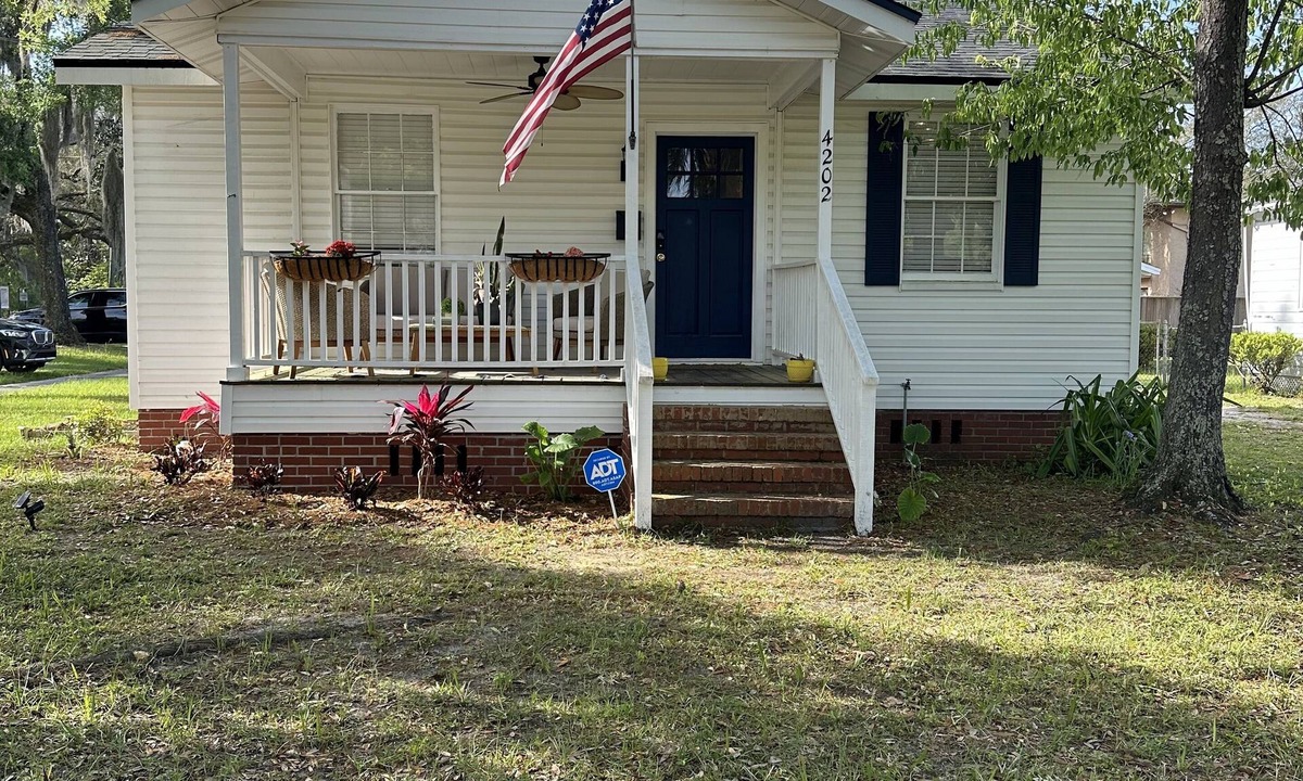 Fairfax House | Park side bungalow near river