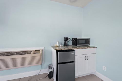 Fort Pierce Hotel | Partial Ocean View Hotel Room- King Bed #1
